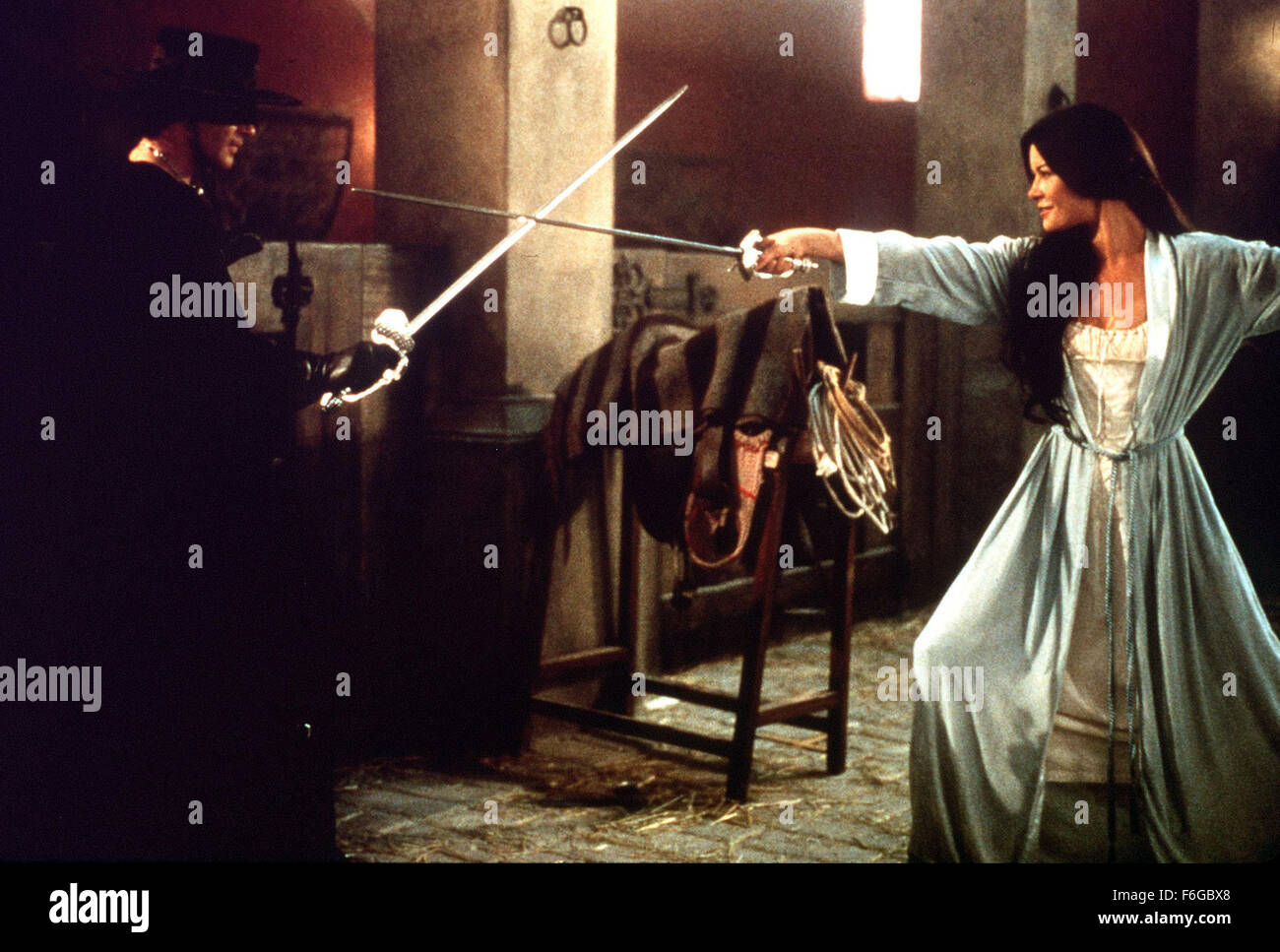 17. Juli 1998; Hollywood, Kalifornien, USA; ANTONIO BANDERAS als Alejandro Murrieta / Zorro und CATHERINE ZETA-JONES als Elena Montero / Elena Murrieta in Action, Western, Romantik, Komödie "die Maske des Zorro'' unter der Regie von Martin Campbell. Stockfoto
