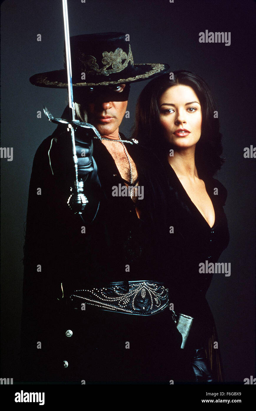 17. Juli 1998; Hollywood, Kalifornien, USA; ANTONIO BANDERAS als Alejandro Murrieta / Zorro und CATHERINE ZETA-JONES als Elena Montero / Elena Murrieta in Action, Western, Romantik, Komödie "die Maske des Zorro'' unter der Regie von Martin Campbell. Stockfoto