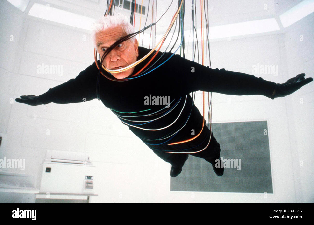 23. Juli 1998; Los Angeles, Kalifornien, USA; Schauspieler LESLIE NIELSEN stars wie Ryan Harrison in der Komödie Morgan Creek Productions "Zu Unrecht beschuldigt." Unter der Regie von Pat Proft. Stockfoto