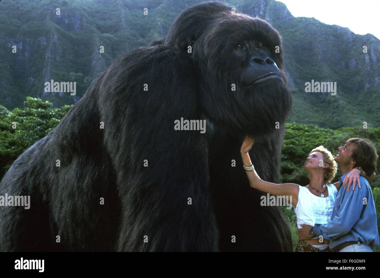 25. Dezember 1998; Los Angeles, Kalifornien, USA; Schauspieler BILL PAXTON als Gregg O'Hara und CHARLIZE THERON als Jill Young in "Mighty Joe Young". Unter der Regie von Ron Underwood. Stockfoto