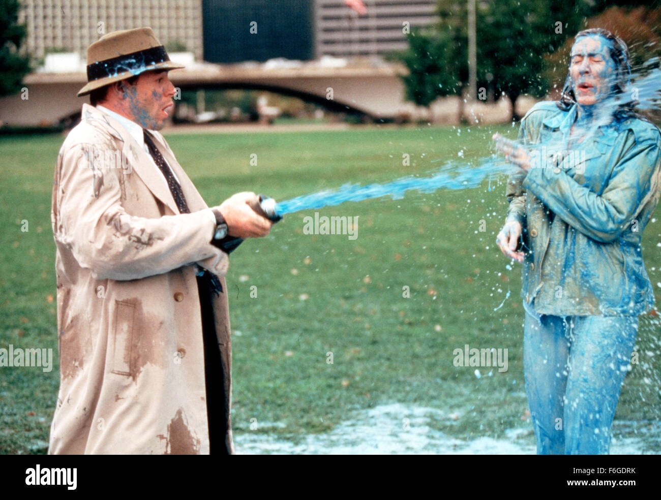 8. Dezember 1999; Hollywood, Kalifornien, USA; MATTHEW BRODERICK und JOELY FISHER Stern als Inspector Gadget und Dr. Brenda Bradford in der Familien-Abenteuer-Komödie "Inspector Gadget" unter der Regie von David Kellogg. Stockfoto