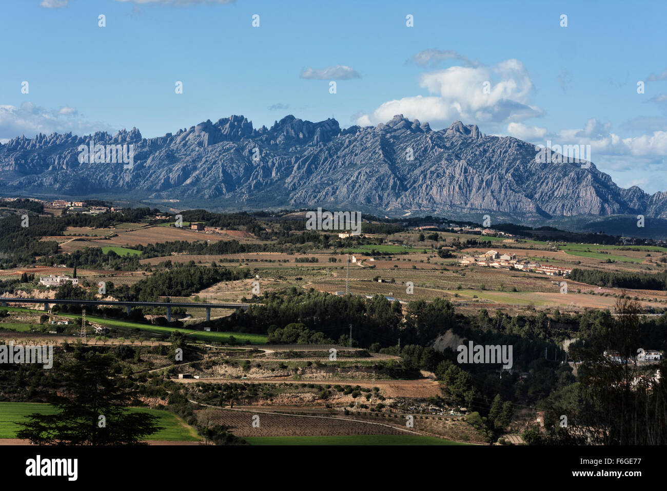 Berg Montserrat von Gelida Burg. Stockfoto