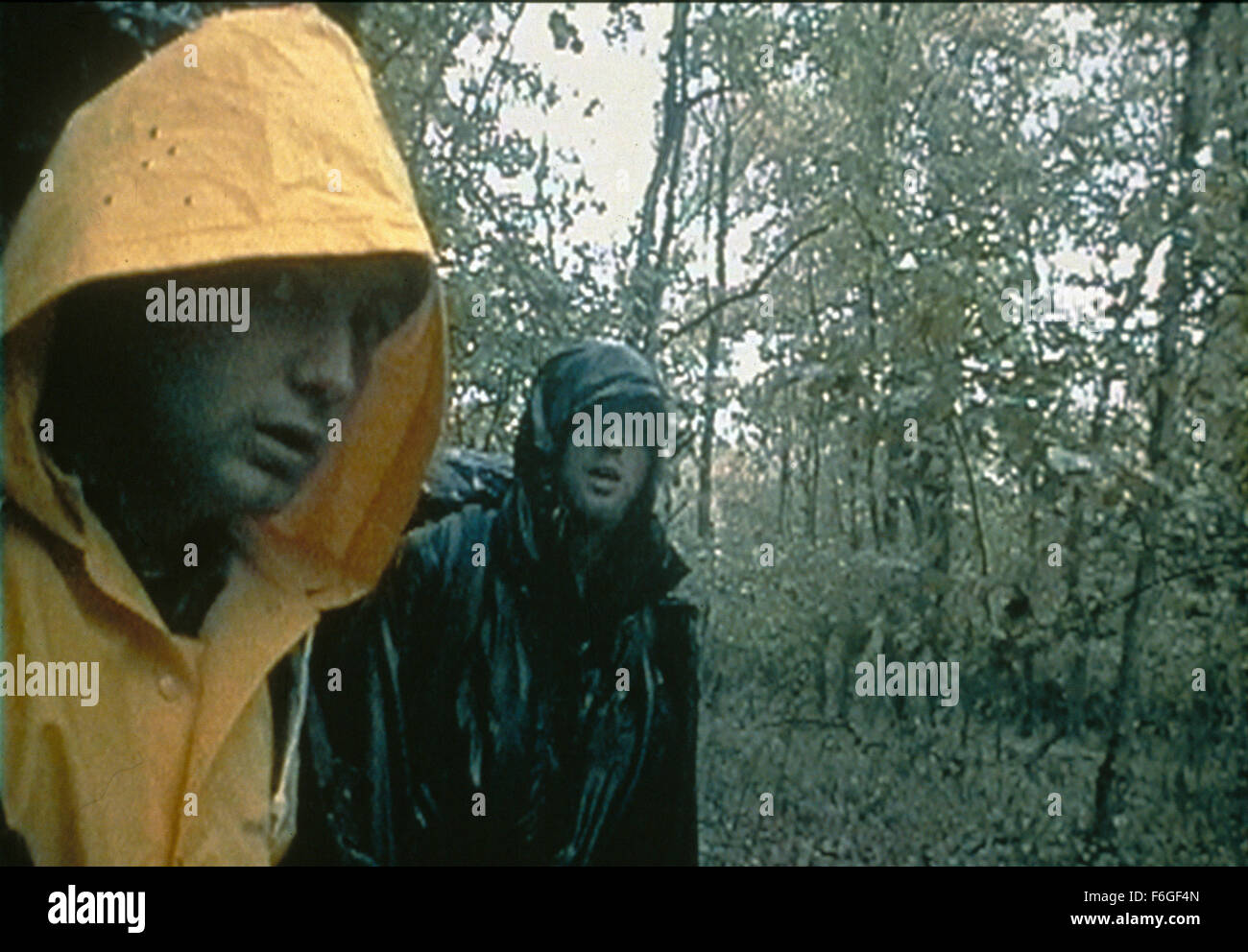 Datum der Freigabe: 25. Januar 1999. Filmtitel: The Blair Witch Project. STUDIO: Lions Gate Films. PLOT: Im Oktober 1994 verschwanden drei Student Filmemacher in den Wäldern in der Nähe von Burkittsville, Maryland, während der Dreharbeiten einer Dokumentations... Ein Jahr später wurde ihr Filmmaterial gefunden. Im Bild: JOSHUA LEONARD als Joshua "Josh" Leonard, MICHAEL C. WILLIAMS als Michael "Mike" Williams. Stockfoto