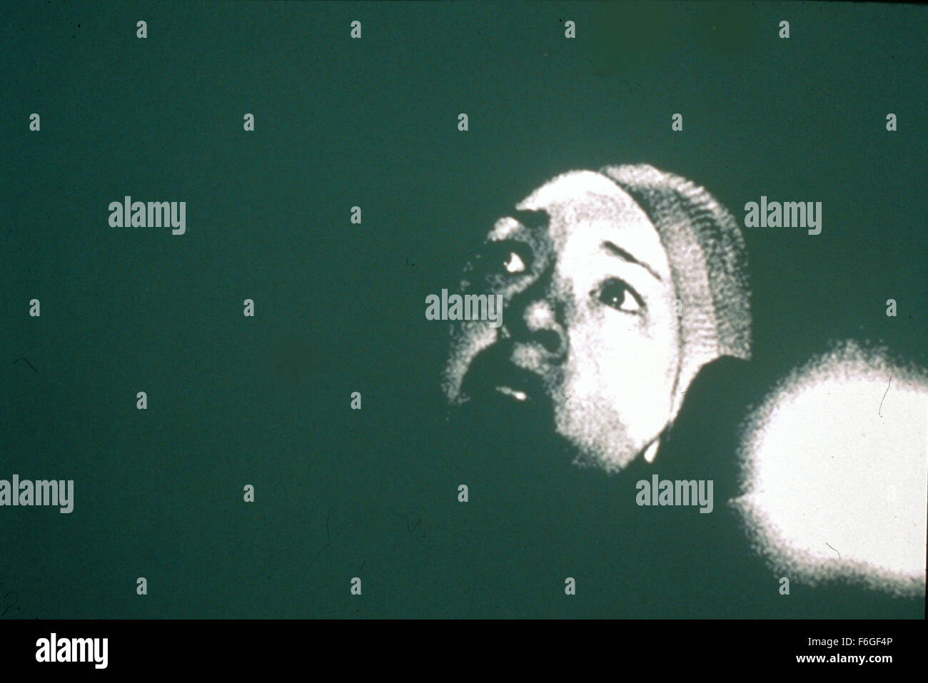 Datum der Freigabe: 25. Januar 1999. Filmtitel: The Blair Witch Project. STUDIO: Lions Gate Films. PLOT: Im Oktober 1994 verschwanden drei Student Filmemacher in den Wäldern in der Nähe von Burkittsville, Maryland, während der Dreharbeiten einer Dokumentations... Ein Jahr später wurde ihr Filmmaterial gefunden. Im Bild: HEATHER DONAHUE als Heather Donahue. Stockfoto