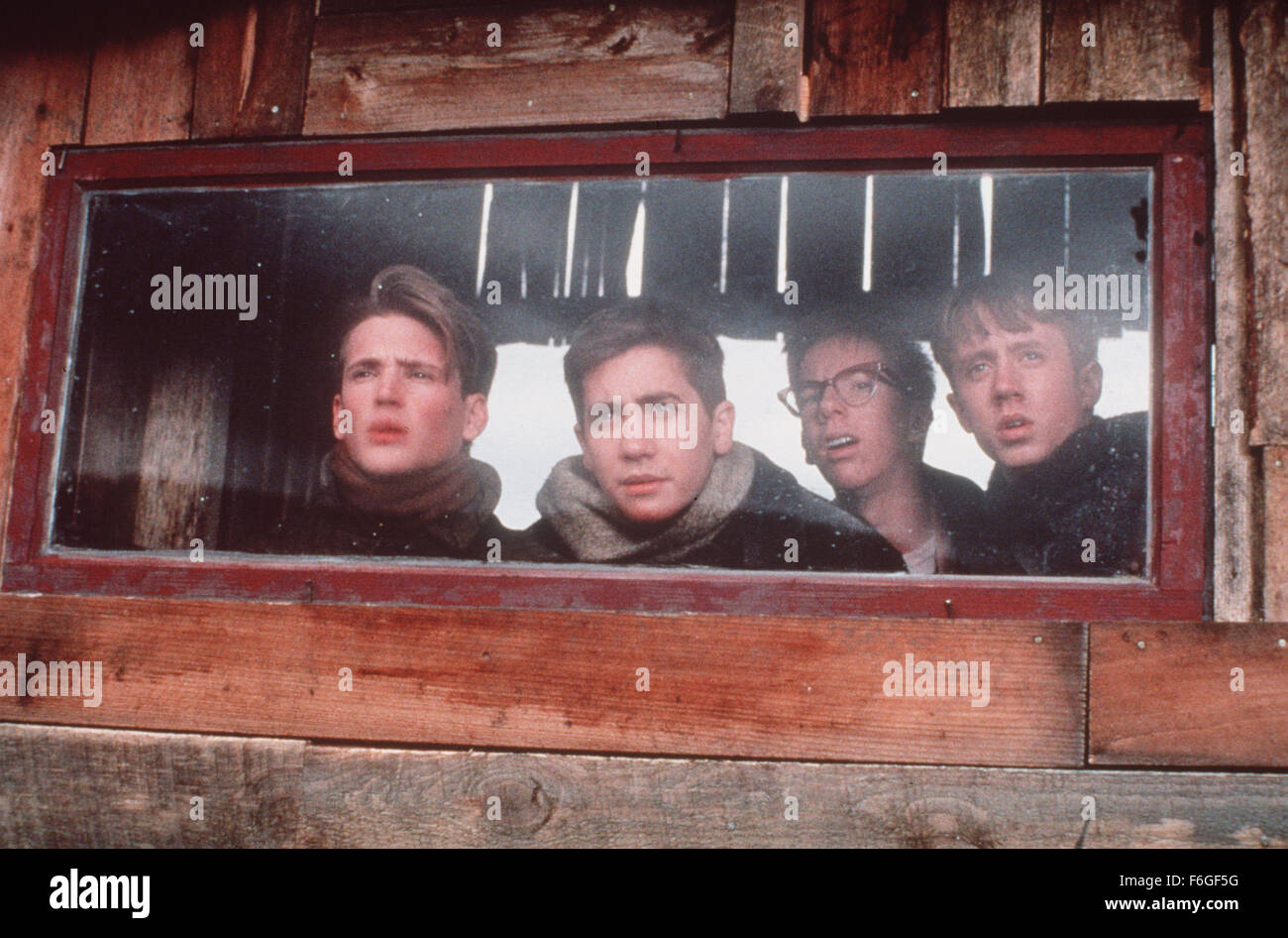 1. Februar 1999; Hollywood, Kalifornien, USA; Bild vom Direktor Johnstons Drama "October Sky" Darsteller JACK GYLLENHAAL als Homer Hickam, Jr., WILLIAM LEE SCOTT als Roy Lee Cook, CHRIS OWEN als Quentin Wilson und CHAD LINDBERG als Sherman O' Dell. Stockfoto