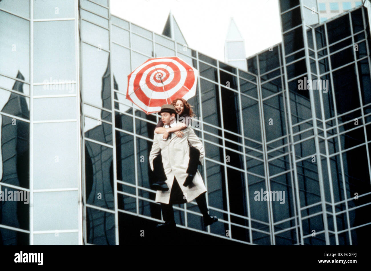 11. Dezember 1999; Hollywood, Kalifornien, USA; MATTHEW BRODERICK und JOELY FISHER Stern als Inspector Gadget und Dr. Brenda Bradford in der Familien-Abenteuer-Komödie "Inspector Gadget" unter der Regie von David Kellogg. Stockfoto