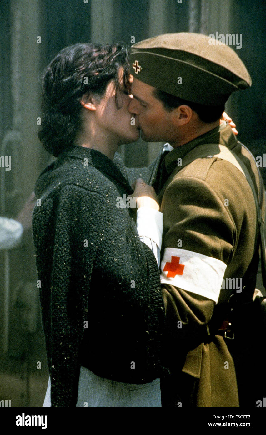 21. Dezember 1999; Hollywood, Kalifornien, USA; SANDRA BULLOCK als Agnes von Kurowsky und CHRIS O' Donnell als Henry Villard im Krieg Romanze/Drama '' In Liebe und Krieg"unter der Regie von Richard Attenborough. Stockfoto