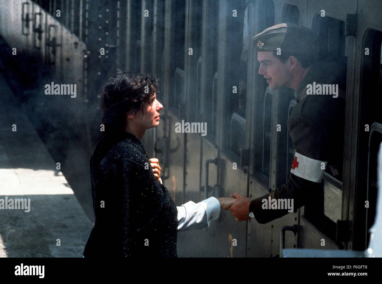 21. Dezember 1999; Hollywood, Kalifornien, USA; SANDRA BULLOCK als Agnes von Kurowsky und CHRIS O' Donnell als Henry Villard im Krieg Romanze/Drama '' In Liebe und Krieg"unter der Regie von Richard Attenborough. Stockfoto