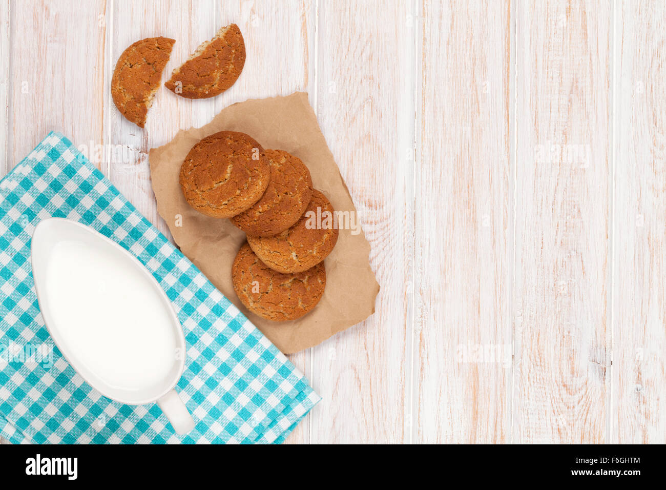 Milch Krug und Lebkuchen Cookies auf weißer Holztisch mit Textfreiraum Stockfoto