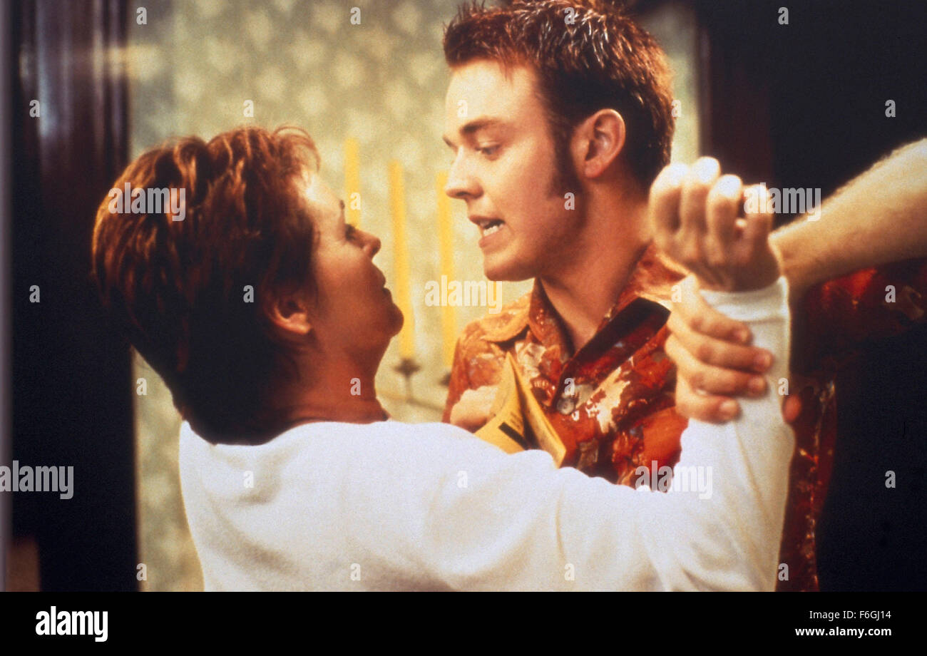 17. August 2000; Hollywood, Kalifornien, USA; Schauspielerin SINEAD CUSACK stars wie Frances (Frank) Kennedy und MATTHEW NEWTON als David Kennedy in der Komödie über Filme, "Meine Mutter Frank." Regie: Mark Lamprell. Stockfoto