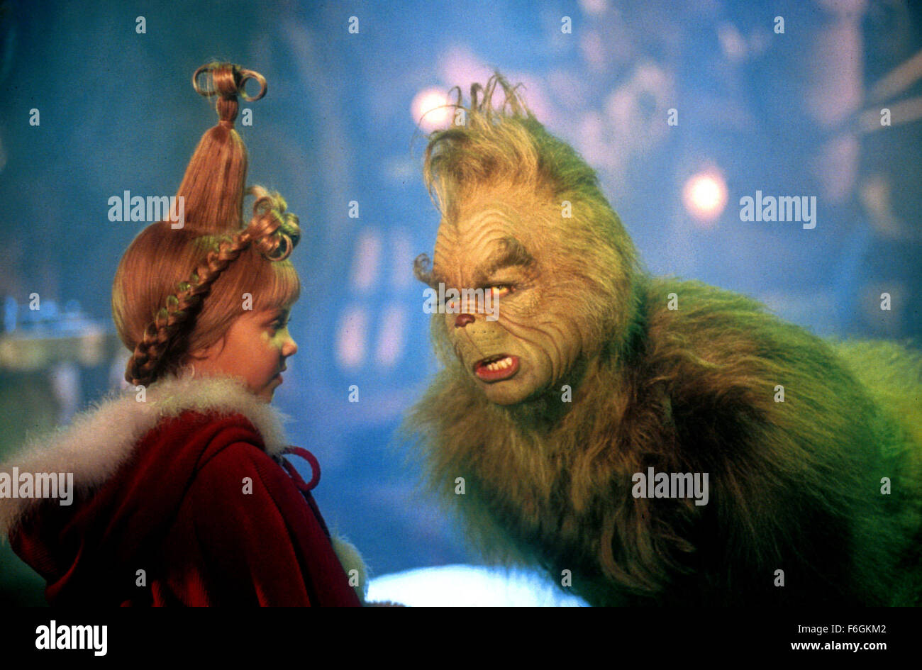 Erscheinungsdatum: 17. November 2000. FILMTITEL: How The Grinch Stole Christmas. STUDIO: Universal Studios. PLOT: Big-Budget-Remake des klassischen Cartoons über eine Kreatur, die Absicht auf Weihnachten zu stehlen. Regie: Ron Howard abgebildet: Jim Carrey als der Grinch und Taylor Momsen als Cindy Lou, die. (Bild Kredit: C UNIVERSAL/Unterhaltung Bilder) Stockfoto