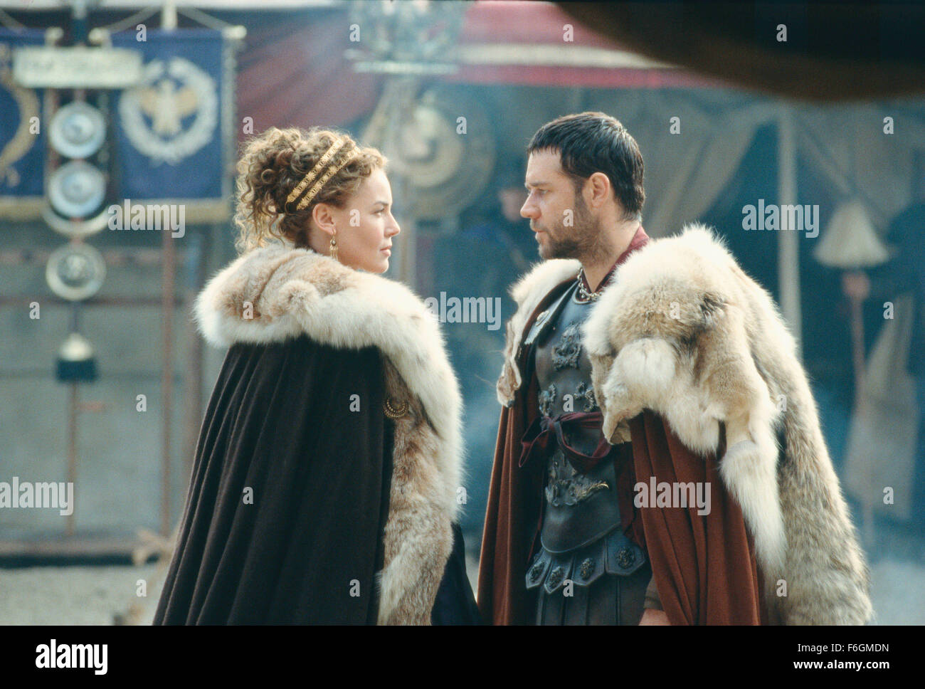 1. Mai 2000; Hollywood, Kalifornien, USA; CONNIE NIELSON als Lucilla in dem Action-Drama '' Gladiator'' unter der Regie von Ridley Scott und RUSSELL CROWE als Maximus. Stockfoto