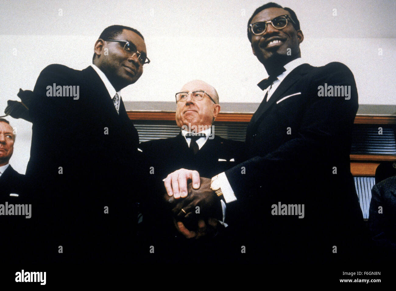 14. Mai 2000; Paris, Frankreich; MAKA KOTTO als Joseph Mobutu, ANDRE DEBAAR als Walter J. Ganshof Van der Meersch und ERIQ EBOUANEY als Patrice Lumumba in dem Drama "Lumumba" unter der Regie von Raoul Peck. Stockfoto