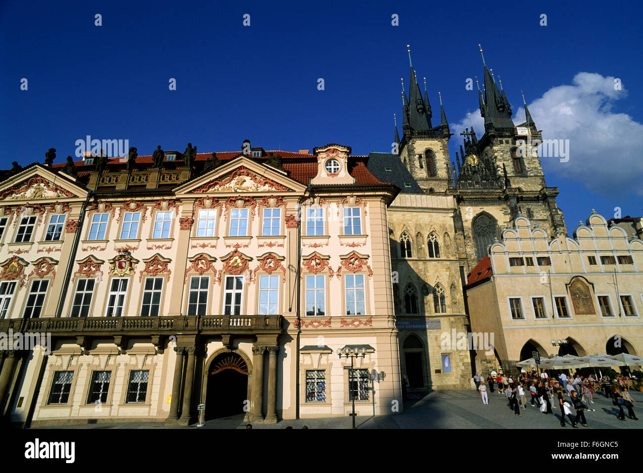 Tschechische Republik, Prag, Staromestske Namesti, Altstädter Platz, Kinsky Palast und Tyn Kirche Stockfoto