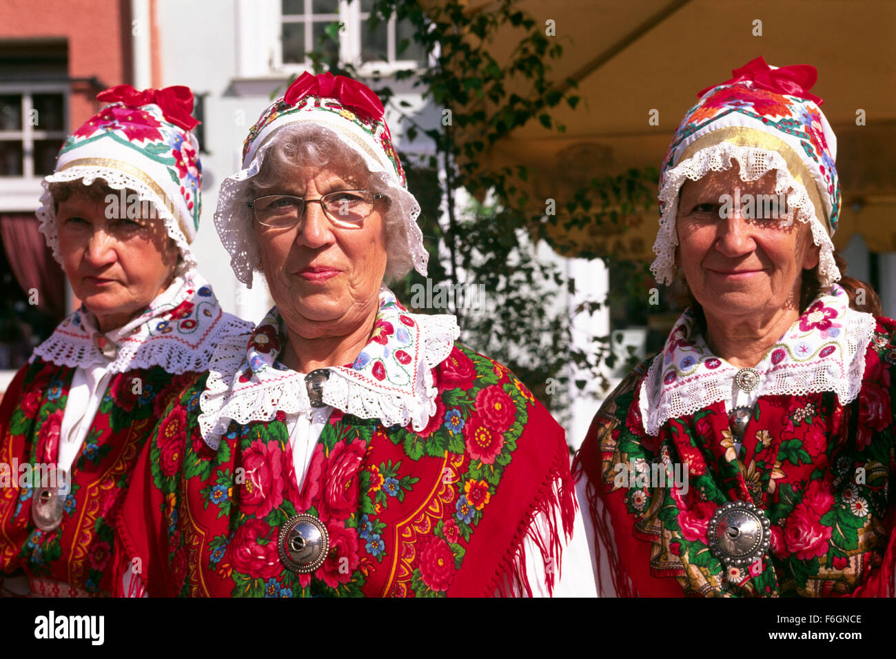 Estland, Tallinn, Raekoja Plats, Frauen in traditioneller Kleidung, Baltica 2007 Folklore Festival Stockfoto