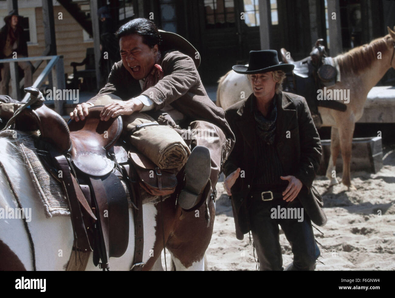 Erscheinungsdatum: 26. Mai 2000. FILMTITEL: Shang-High Noon. STUDIO: Touchstone Pictures. Regie: Tom Dey. PLOT: Jackie Chan spielt einen chinesischen Mann, in den wilden Westen reist um eine entführte Prinzessin zu retten. Nach gemeinsam mit dem Zug Räuber, nimmt das unwahrscheinliche Duo auf chinesische Verräter und seinem korrupten Chef. Im Bild: Jackie Chan als Chon Wang und Owen Wilson als Roy O'Bannon. (Bild Kredit: C Touchstone PIctures/Entertainment Pictures) Stockfoto