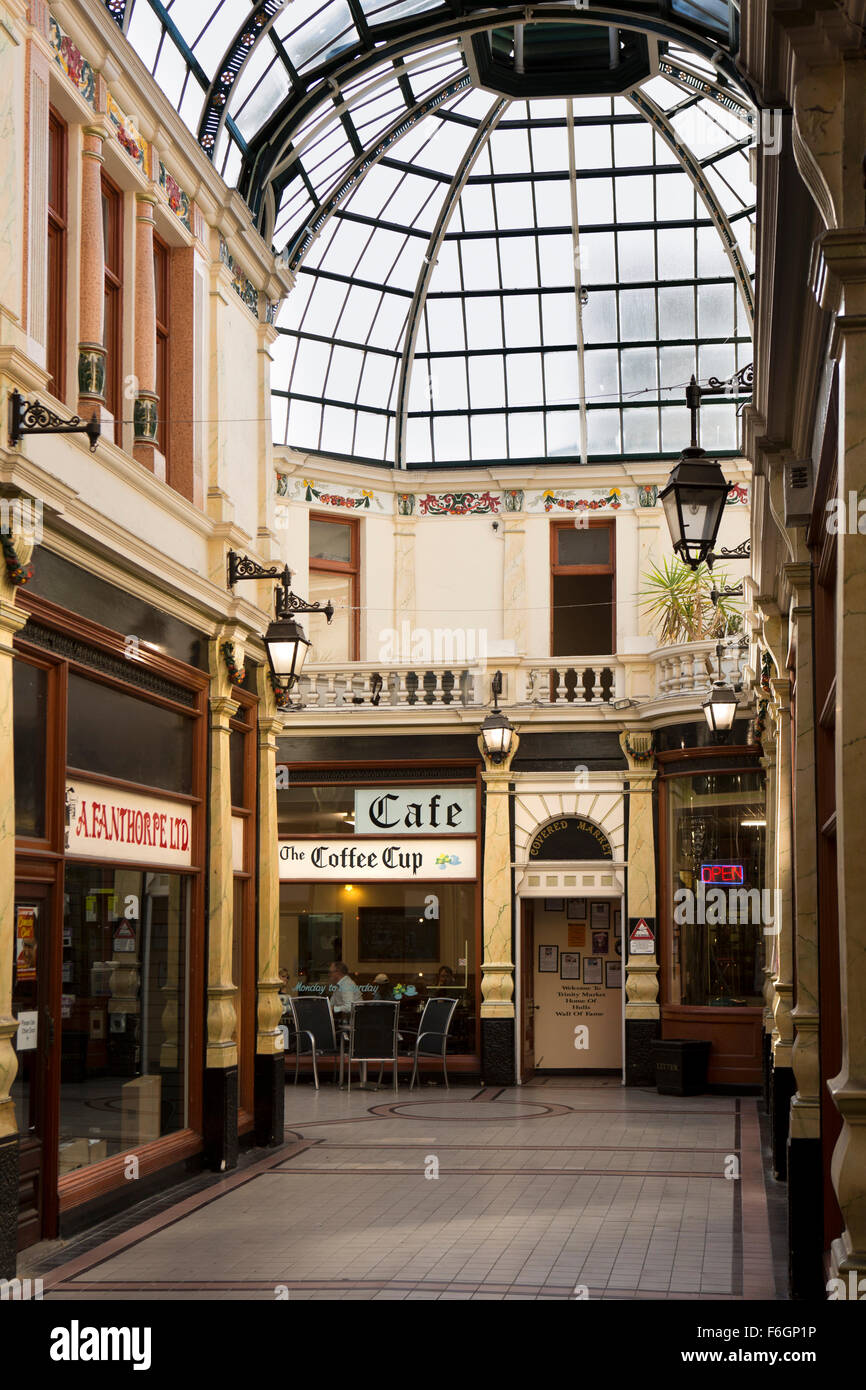 Großbritannien, England, Yorkshire, Hull, Silver Street, Hepworths Arcade, Geschäfte und Café unter dekorative Glasdach Stockfoto