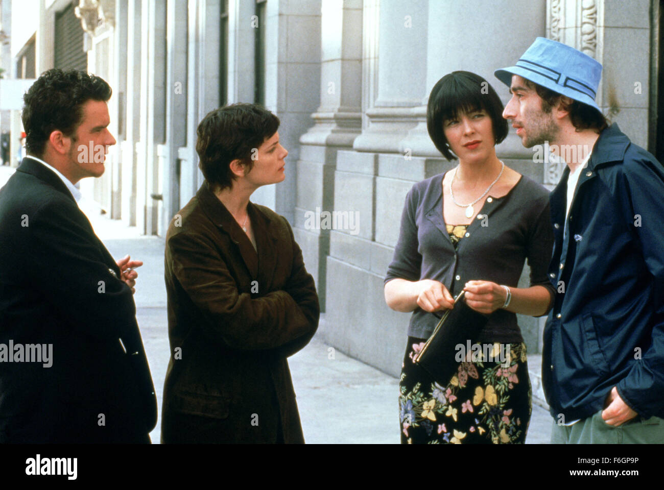 Erscheinungsdatum: 6. Juni 2000. FILMTITEL: Vier Hunde Poker zu spielen. STUDIO: New Moon-Produktionen. PLOT: Vier Freunde stehlen wertvolle Statuette für eine gefährliche Schwarzmarkt Kunsthändler, es zu verlieren und sind gezwungen, eine tödliche bluffen Spiel, um ihr Leben zu retten. Im Bild: BALTHAZAR GETTY als Julian mit ARLY JOVER als Maria, OLIVIA WILLIAMS als Audrey und DANIEL LONDON als Kevin. Stockfoto