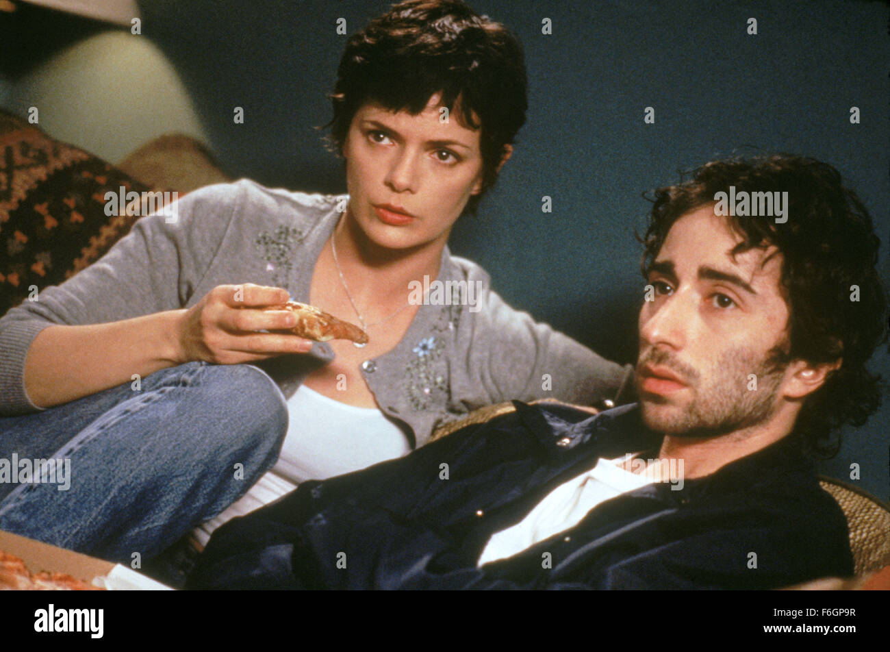 Erscheinungsdatum: 6. Juni 2000. FILMTITEL: Vier Hunde Poker zu spielen. STUDIO: New Moon-Produktionen. PLOT: Vier Freunde stehlen wertvolle Statuette für eine gefährliche Schwarzmarkt Kunsthändler, es zu verlieren und sind gezwungen, eine tödliche bluffen Spiel, um ihr Leben zu retten. Im Bild: ARLY JOVER als Maria und DANIEL LONDON als Kevin. Stockfoto