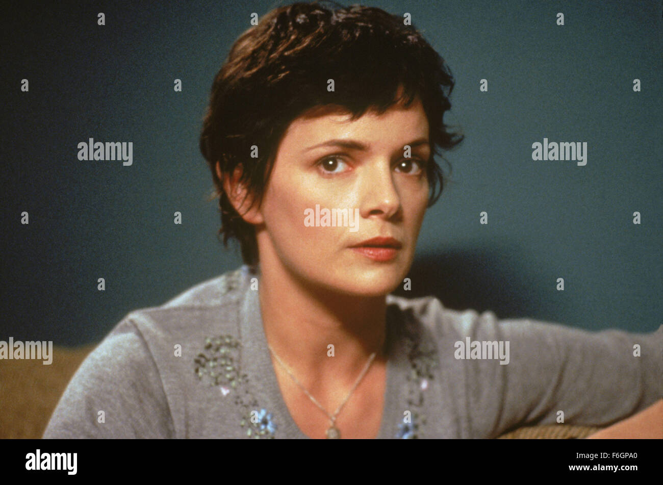 Erscheinungsdatum: 6. Juni 2000. FILMTITEL: Vier Hunde Poker zu spielen. STUDIO: New Moon-Produktionen. PLOT: Vier Freunde stehlen wertvolle Statuette für eine gefährliche Schwarzmarkt Kunsthändler, es zu verlieren und sind gezwungen, eine tödliche bluffen Spiel, um ihr Leben zu retten. Im Bild: ARLY JOVER als Maria. Stockfoto