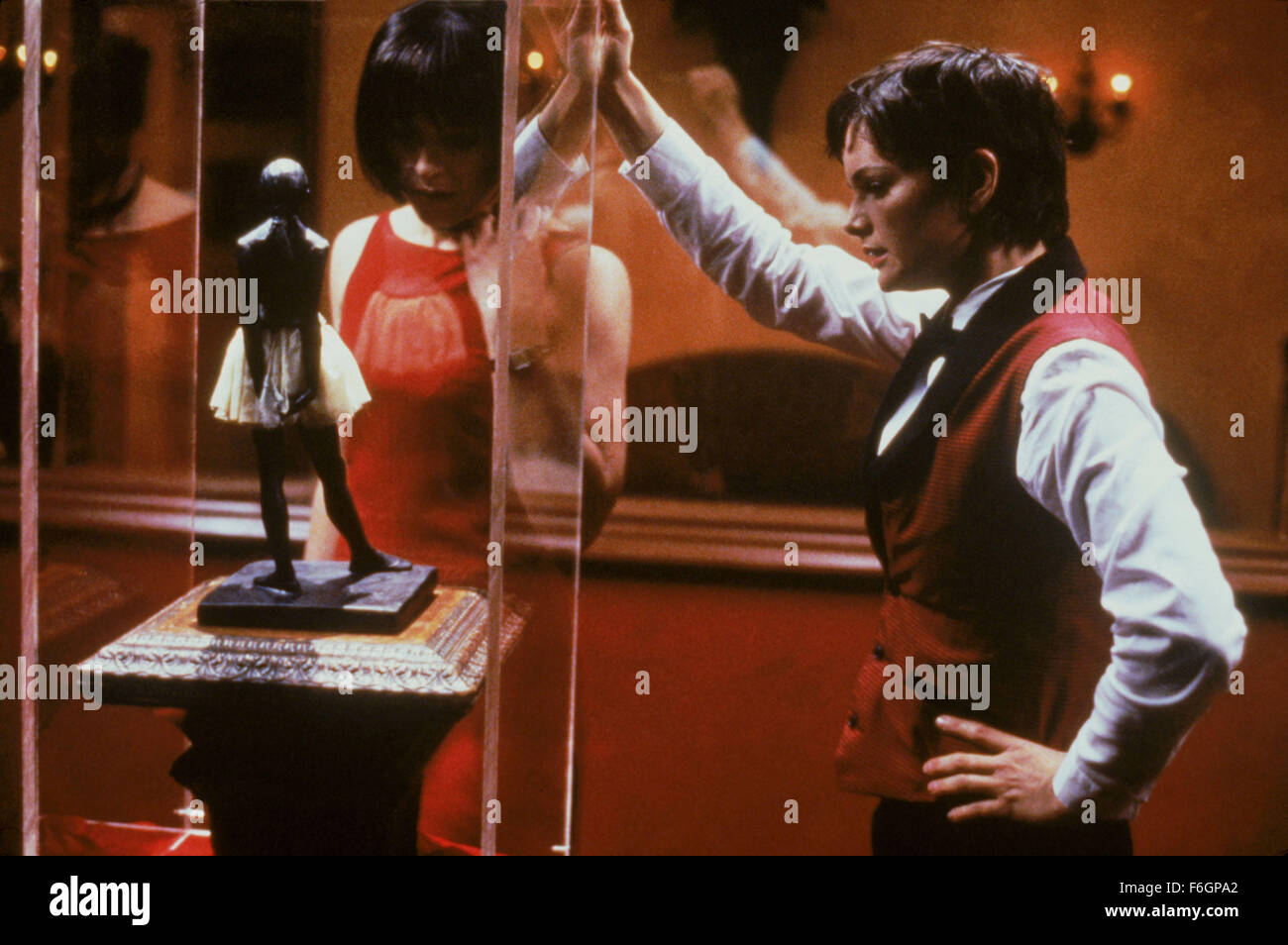 Erscheinungsdatum: 6. Juni 2000. FILMTITEL: Vier Hunde Poker zu spielen. STUDIO: New Moon-Produktionen. PLOT: Vier Freunde stehlen wertvolle Statuette für eine gefährliche Schwarzmarkt Kunsthändler, es zu verlieren und sind gezwungen, eine tödliche bluffen Spiel, um ihr Leben zu retten. Im Bild: ARLY JOVER als Maria, OLIVIA WILLIAMS als Audrey. Stockfoto