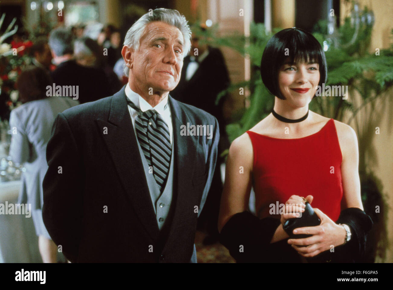 Erscheinungsdatum: 6. Juni 2000. FILMTITEL: Vier Hunde Poker zu spielen. STUDIO: New Moon-Produktionen. PLOT: Vier Freunde stehlen wertvolle Statuette für eine gefährliche Schwarzmarkt Kunsthändler, es zu verlieren und sind gezwungen, eine tödliche bluffen Spiel, um ihr Leben zu retten. Im Bild: GEORGE LAZENBY als Carlo und OLIVIA WILLIAMS als Audrey. Stockfoto