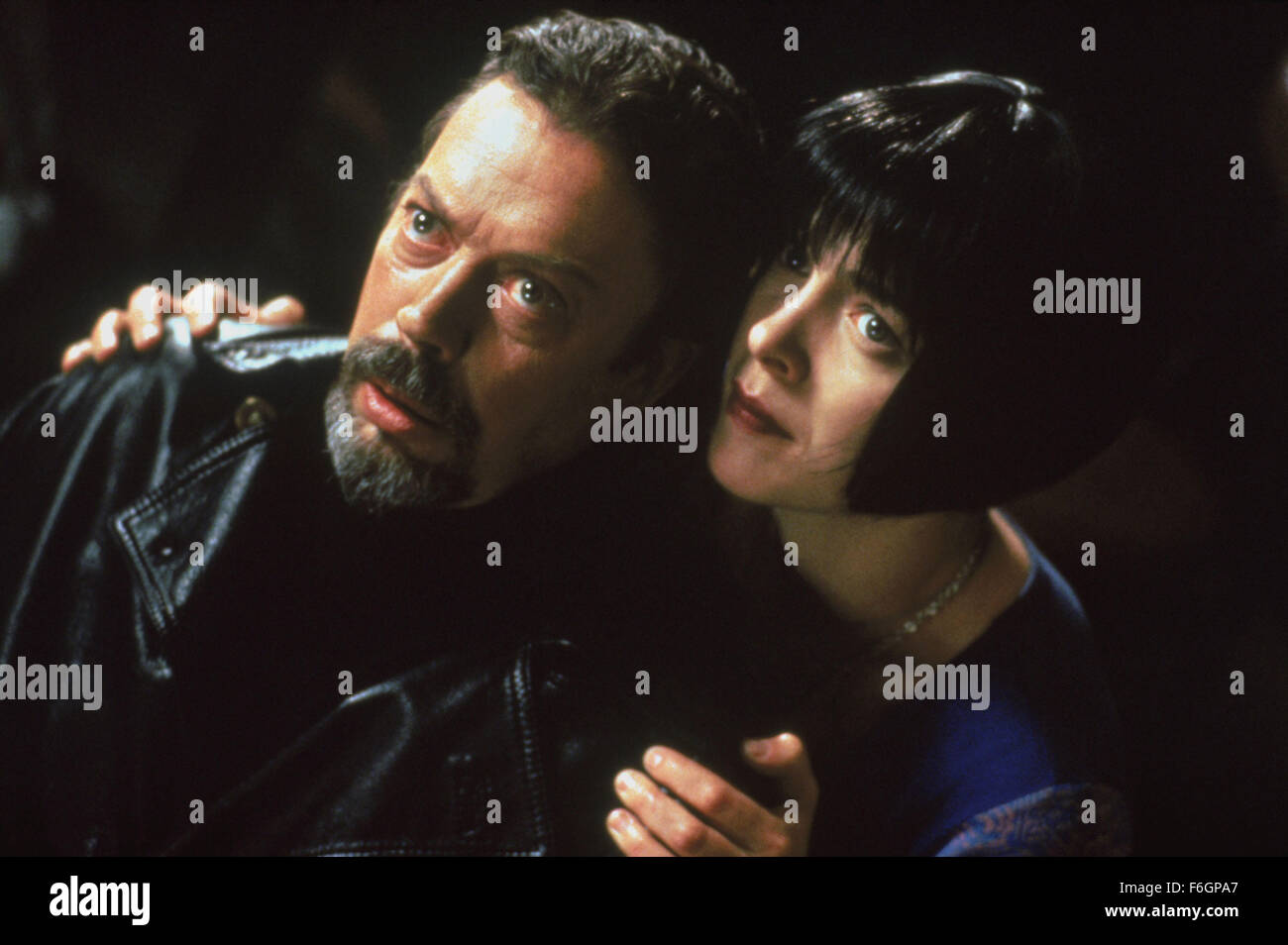 Erscheinungsdatum: 6. Juni 2000. FILMTITEL: Vier Hunde Poker zu spielen. STUDIO: New Moon-Produktionen. PLOT: Vier Freunde stehlen wertvolle Statuette für eine gefährliche Schwarzmarkt Kunsthändler, es zu verlieren und sind gezwungen, eine tödliche bluffen Spiel, um ihr Leben zu retten. Im Bild: TIM CURRY als Felix und OLIVIA WILLIAMS als Audrey. Stockfoto