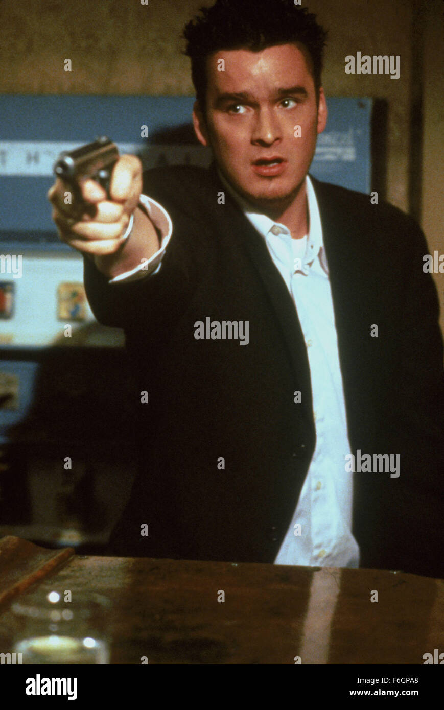 Erscheinungsdatum: 6. Juni 2000. FILMTITEL: Vier Hunde Poker zu spielen. STUDIO: New Moon-Produktionen. PLOT: Vier Freunde stehlen wertvolle Statuette für eine gefährliche Schwarzmarkt Kunsthändler, es zu verlieren und sind gezwungen, eine tödliche bluffen Spiel, um ihr Leben zu retten. Im Bild: BALTHAZAR GETTY als Julian. Stockfoto