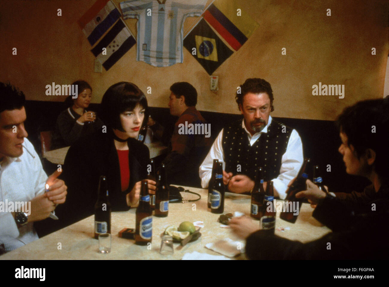 Erscheinungsdatum: 6. Juni 2000. FILMTITEL: Vier Hunde Poker zu spielen. STUDIO: New Moon-Produktionen. PLOT: Vier Freunde stehlen wertvolle Statuette für eine gefährliche Schwarzmarkt Kunsthändler, es zu verlieren und sind gezwungen, eine tödliche bluffen Spiel, um ihr Leben zu retten. Im Bild: BALTHAZAR GETTY als Julian mit OLIVIA WILLIAMS als Audrey, TIM CURRY als Felix und ARLY JOVER als Maria. Stockfoto