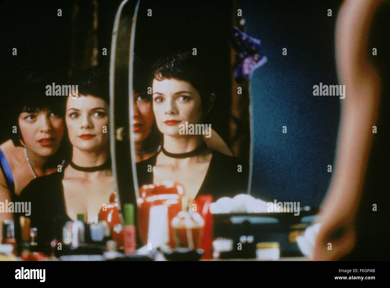 Erscheinungsdatum: 6. Juni 2000. FILMTITEL: Vier Hunde Poker zu spielen. STUDIO: New Moon-Produktionen. PLOT: Vier Freunde stehlen wertvolle Statuette für eine gefährliche Schwarzmarkt Kunsthändler, es zu verlieren und sind gezwungen, eine tödliche bluffen Spiel, um ihr Leben zu retten. Im Bild: OLIVIA WILLIAMS als Audrey und ARLY JOVER als Maria. Stockfoto