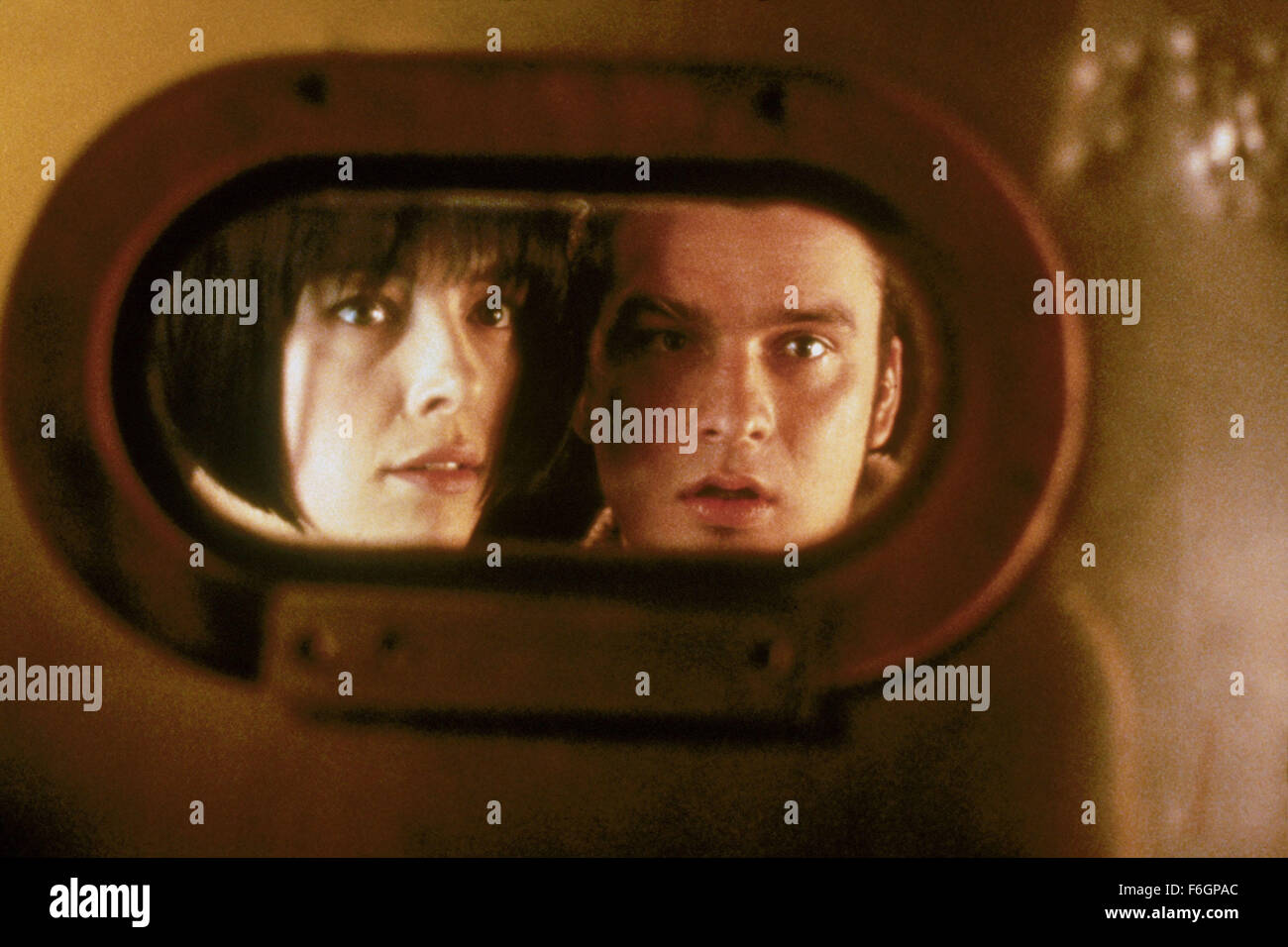 Erscheinungsdatum: 6. Juni 2000. FILMTITEL: Vier Hunde Poker zu spielen. STUDIO: New Moon-Produktionen. PLOT: Vier Freunde stehlen wertvolle Statuette für eine gefährliche Schwarzmarkt Kunsthändler, es zu verlieren und sind gezwungen, eine tödliche bluffen Spiel, um ihr Leben zu retten. Im Bild: OLIVIA WILLIAMS als Audrey und BALTHAZAR GETTY als Julian. Stockfoto