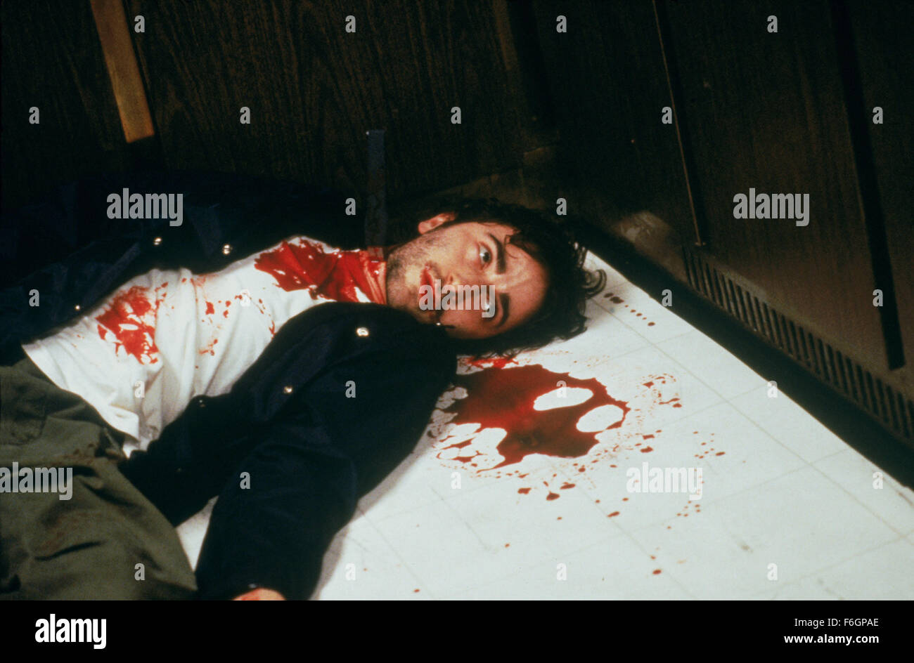 Erscheinungsdatum: 6. Juni 2000. FILMTITEL: Vier Hunde Poker zu spielen. STUDIO: New Moon-Produktionen. PLOT: Vier Freunde stehlen wertvolle Statuette für eine gefährliche Schwarzmarkt Kunsthändler, es zu verlieren und sind gezwungen, eine tödliche bluffen Spiel, um ihr Leben zu retten. Im Bild: DANIEL LONDON als Kevin. Stockfoto