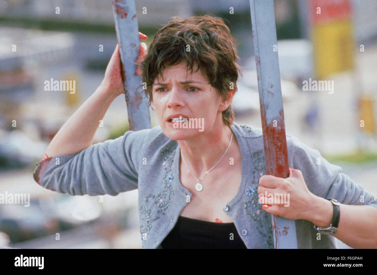 Erscheinungsdatum: 6. Juni 2000. FILMTITEL: Vier Hunde Poker zu spielen. STUDIO: New Moon-Produktionen. PLOT: Vier Freunde stehlen wertvolle Statuette für eine gefährliche Schwarzmarkt Kunsthändler, es zu verlieren und sind gezwungen, eine tödliche bluffen Spiel, um ihr Leben zu retten. Im Bild: ARLY JOVER als Maria. Stockfoto