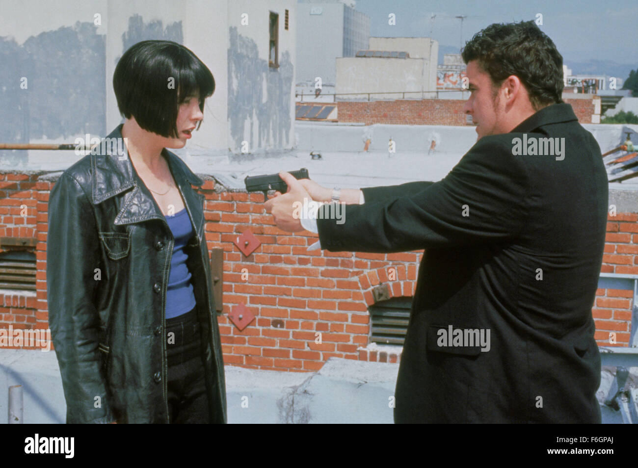 Erscheinungsdatum: 6. Juni 2000. FILMTITEL: Vier Hunde Poker zu spielen. STUDIO: New Moon-Produktionen. PLOT: Vier Freunde stehlen wertvolle Statuette für eine gefährliche Schwarzmarkt Kunsthändler, es zu verlieren und sind gezwungen, eine tödliche bluffen Spiel, um ihr Leben zu retten. Im Bild: OLIVIA WILLIAMS als Audrey und BALTHAZAR GETTY als Julian. Stockfoto