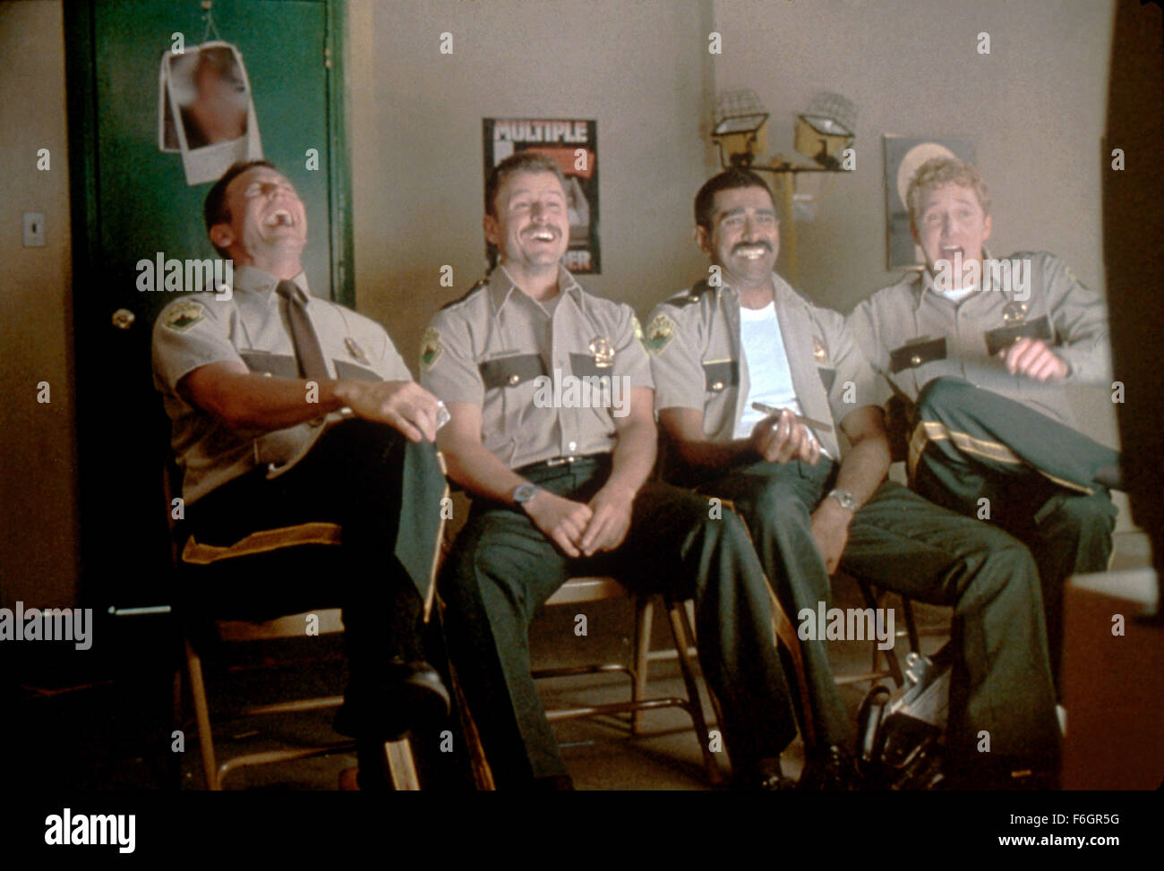 19. Januar 2001; Hollywood, Kalifornien, USA; (von links nach rechts) ERIK STOLHANSKE als State Trooper Robert "Rabbit" Roto, STEVE LEMME als State Trooper MacIntyre, JAY CHANDRASEKHAR als State Trooper Arcot "Heikle" Ramathorn und PAUL SOTER als State Trooper Jeff Foster in der Verbrechen-Komödie "Super Troopers" unter der Regie von Jay Chandrasekhar. Stockfoto