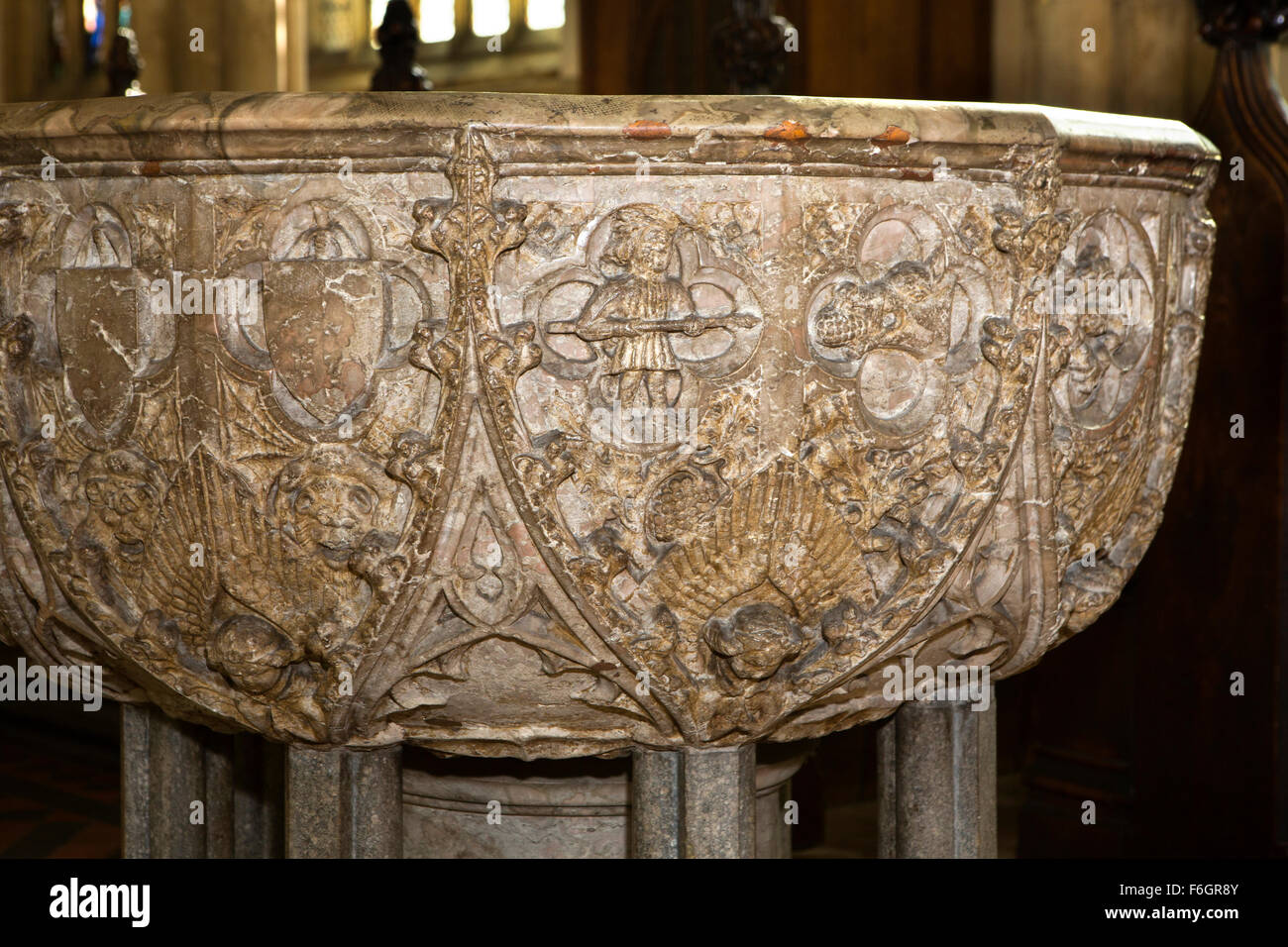 Großbritannien, England, Yorkshire, Hull, Holy Trinity Church, Interieur, Detail von 1380 korallenartigen geschnitzten Marmor Schriftart Stockfoto