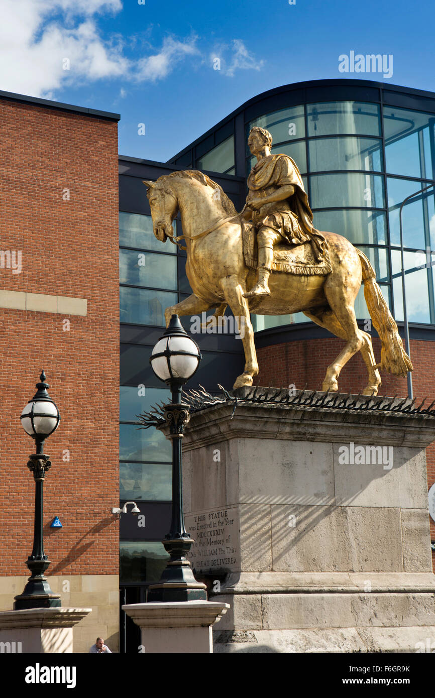 Großbritannien, England, Yorkshire, Hull, Market Street, 1734 vergoldete Statue von König William III, unser großer Befreier, entworfen von Scheemaker Stockfoto