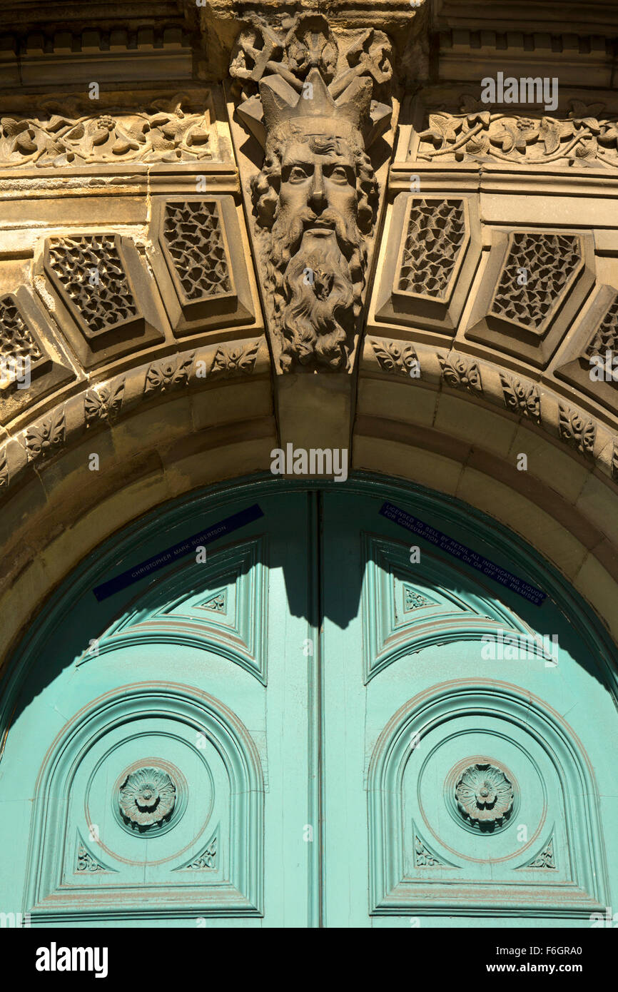 Großbritannien, England, Yorkshire, Hull, Lowgate, King Neptune Motiv oben gewölbt ehemaligen Versand Bürotür Stockfoto