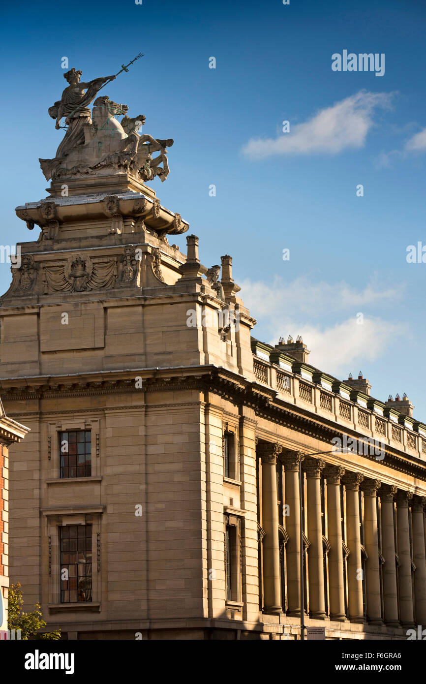 Großbritannien, England, Yorkshire, Hull, Alfred Gelder Street, Guildhall und Dach Skulptur "maritimen Fähigkeiten '' von Albert Hemstock Hodge Stockfoto