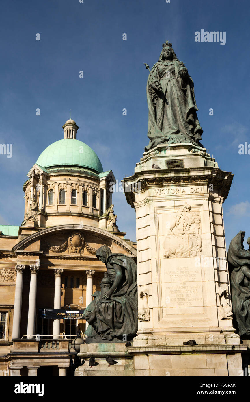 Großbritannien, England, Yorkshire, Hull, Queen Victoria Square, City Hall und Diamond Jubilee memorial Stockfoto