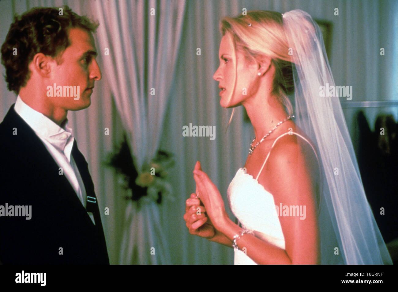 26. Januar 2001; Los Angeles, Kalifornien, USA; MATTHEW McCONAUGHEY und BRIDGETTE WILSON-SAMPRAS Stern als Steve James Edison und Fran Donolly in der romantischen Komödie "The Wedding Planner" unter der Regie von Adam Shankman. Stockfoto