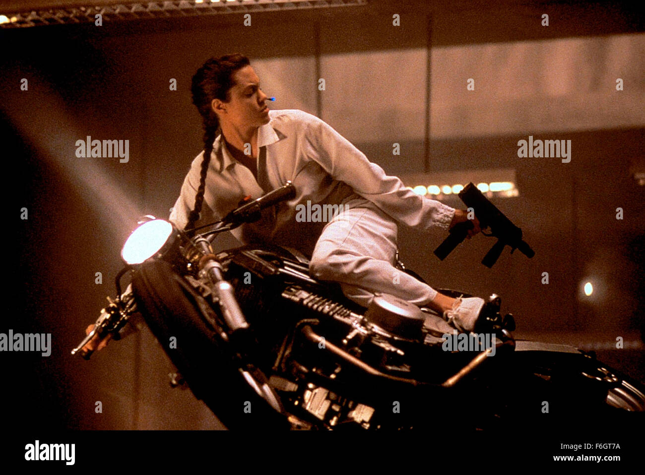 11. Juni 2001; London, England, Vereinigtes Königreich; ANGELINA JOLIE als Lara Croft in Aktion Abenteuer Fantasy Sterne "Lara Croft: Tomb Raider" unter der Regie von Simon West. Stockfoto