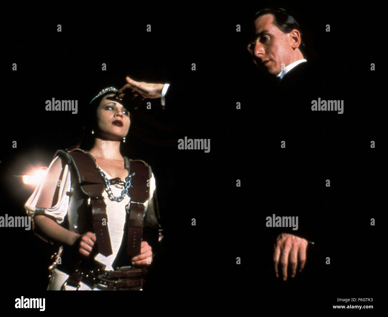 5. März 2001; Hollywood, Kalifornien, USA; TIM ROTH und ANNA GOURARI Stern als Hanussen und Marta Farra in dem Drama "Invincible" unter der Regie von Werner Herzog. Stockfoto