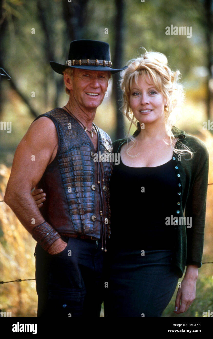 6. März 2001; Los Angeles, Kalifornien, USA; PAUL HOGAN als Mick & LINDA KOZLOWSKI in "Crocodile Dundee in Los Angeles"...  (Bild Kredit:) Stockfoto