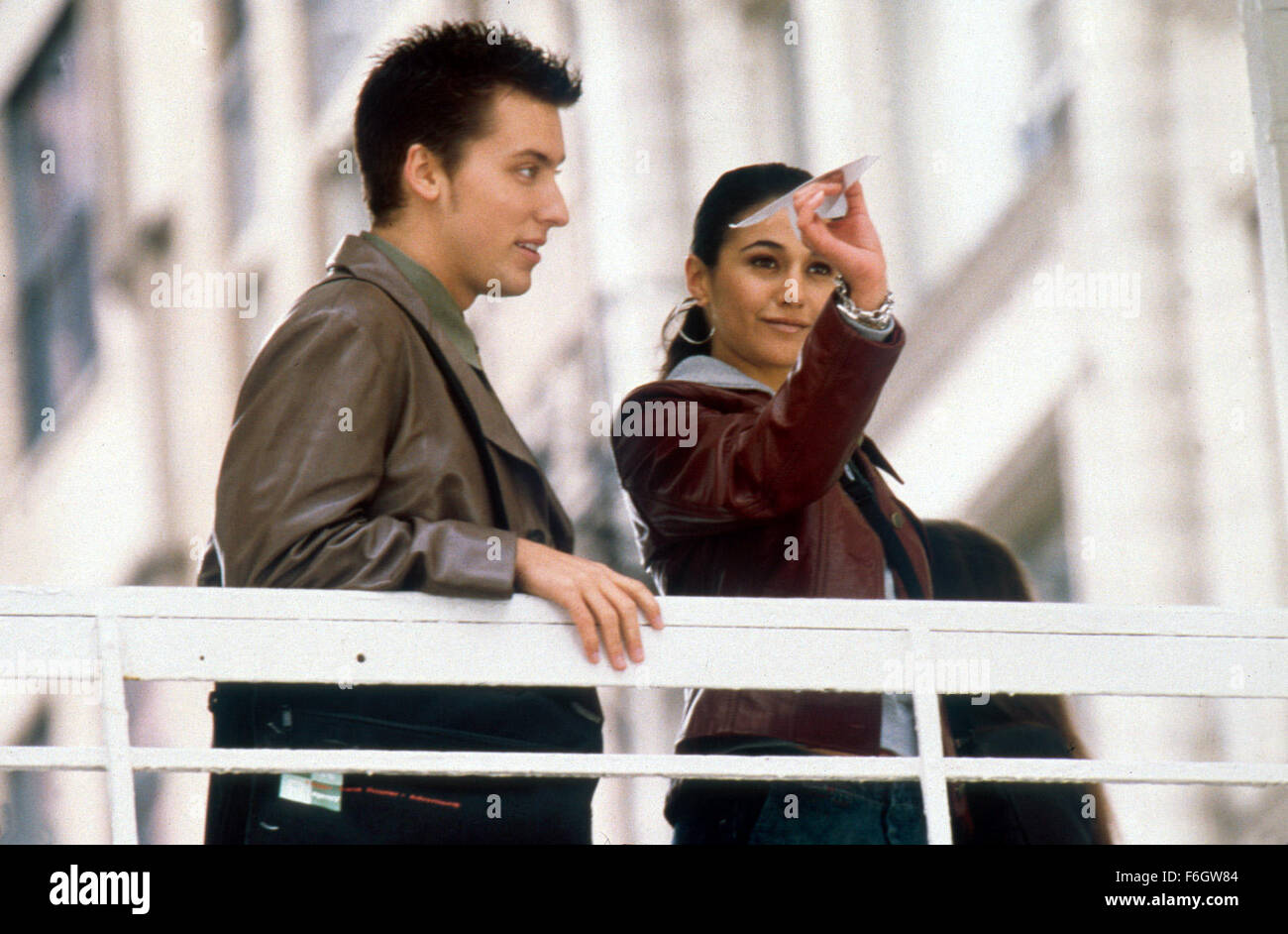 9. Oktober 2001; Hollywood, Kalifornien, USA; LANCE BASS als Kevin und EMMANUELLE CHRIQUI als Abtei in der romantischen Komödie '' On the Line"unter der Regie von Eric Bross. Stockfoto