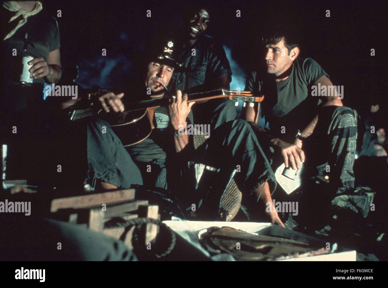 13. August 2001; Hollywood, Kalifornien, USA; Schauspieler MARTIN SHEEN und ROBERT DUVALL in dem Film "Apocalypse Now Redux" ist eine neue und längere Version des Films 1979, mit zusätzlichen Szenen. .  (Bild Kredit: Remi Agentur) Stockfoto