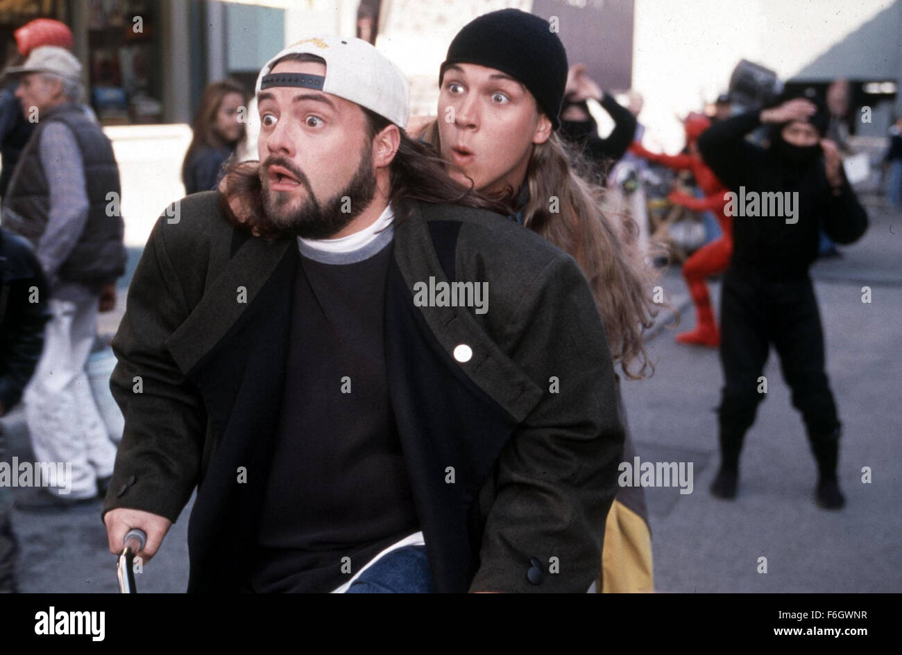 22. August 2001; Los Angeles, Kalifornien, USA; KEVIN SMITH und JASON MEWES star sowie Jay und Silent Bob in der Komödie "Jay und Silent Bob Strike Back" unter der Regie von Kevin Smith. Stockfoto