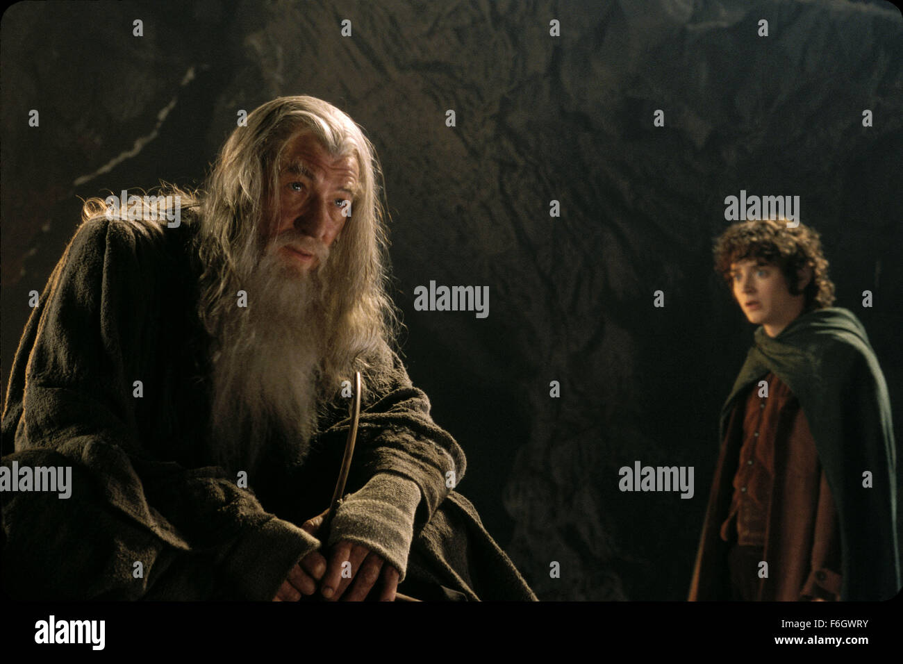 5. April 2001; Hollywood, Kalifornien, USA; Bild von Peter Jacksons spektakulärer Film "Lord of the Rings" Darsteller IAN MCKELLEN als Gandalph das grau und ELIJAH WOOD als Frodo Baggins. Stockfoto