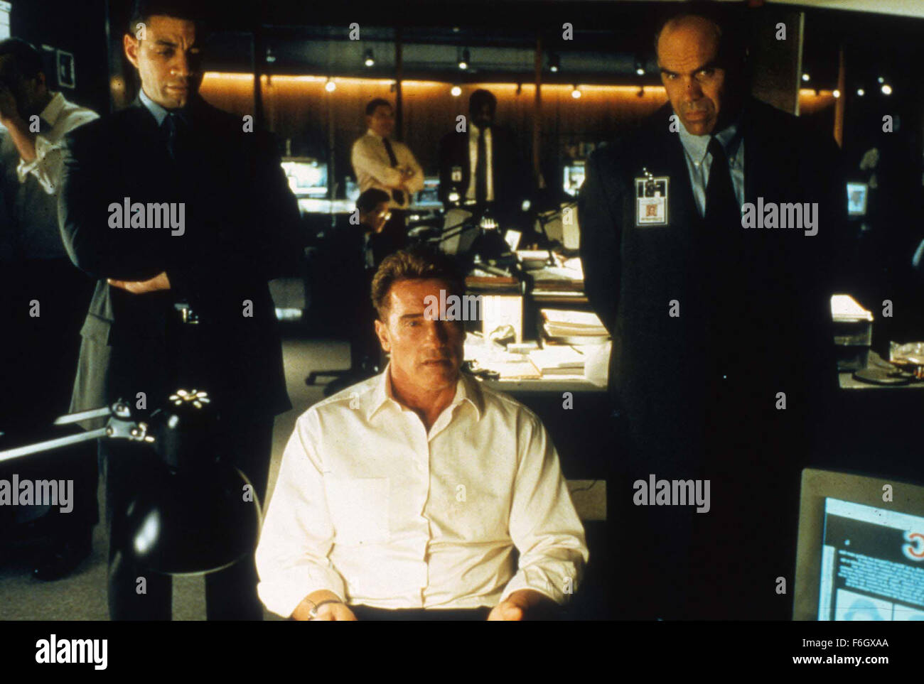 Sep 05, 2001; Hollywood, Kalifornien, USA; Schauspieler ANOLD SCHWARZENAGER als Gordon Brewer in dem Actionfilm "Collateral Damage" unter der Regie von Andrew Davis. .  (Bild Kredit: Remi Agentur) Stockfoto