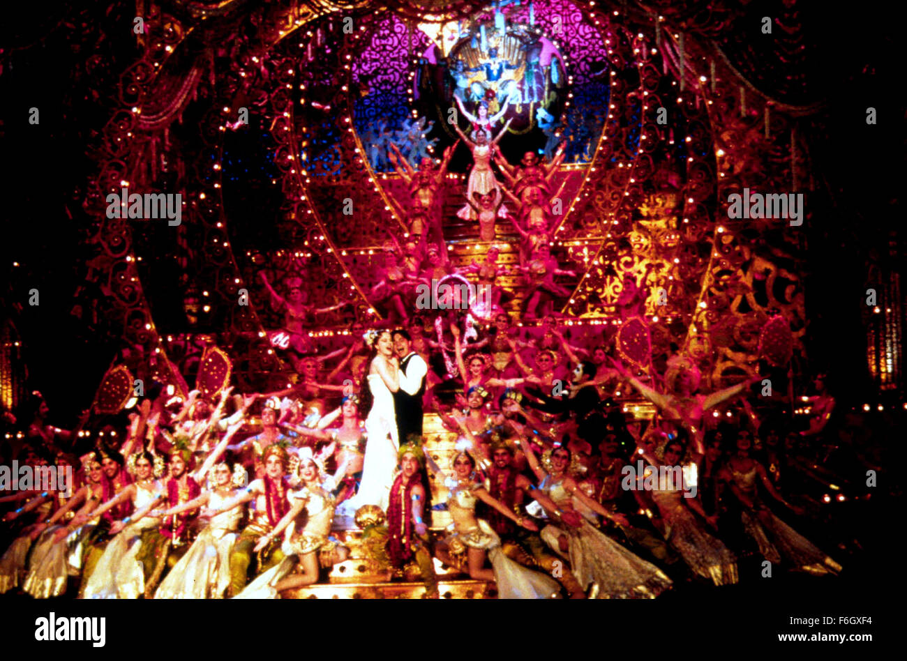 9. Mai 2001; Sydney, New South Wales, Australien; NICOLE KIDMAN und EWAN MCGREGOR Sterne als Satine und Christian in der preisgekrönten Romanitc musikalisches Drama "Moulin Rouge!" unter der Regie von Baz Luhrmann. Stockfoto